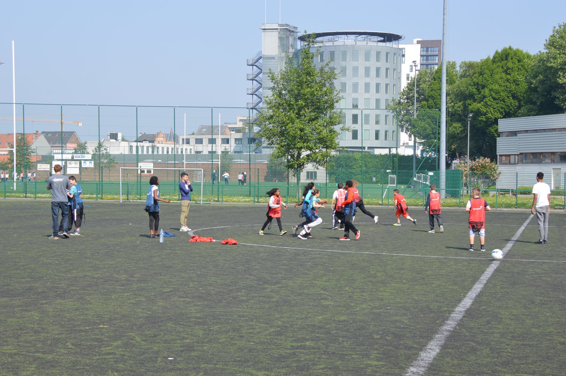 Enfants pratiquant du sport au Stade G Petre