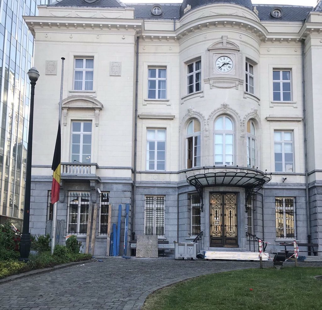 Drapeau en berne devant la Maison communale