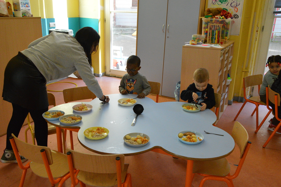 Gratis warme maaltijden voor 250 kinderen in de gemeentelijke kleuterscholen van Sint-Joost