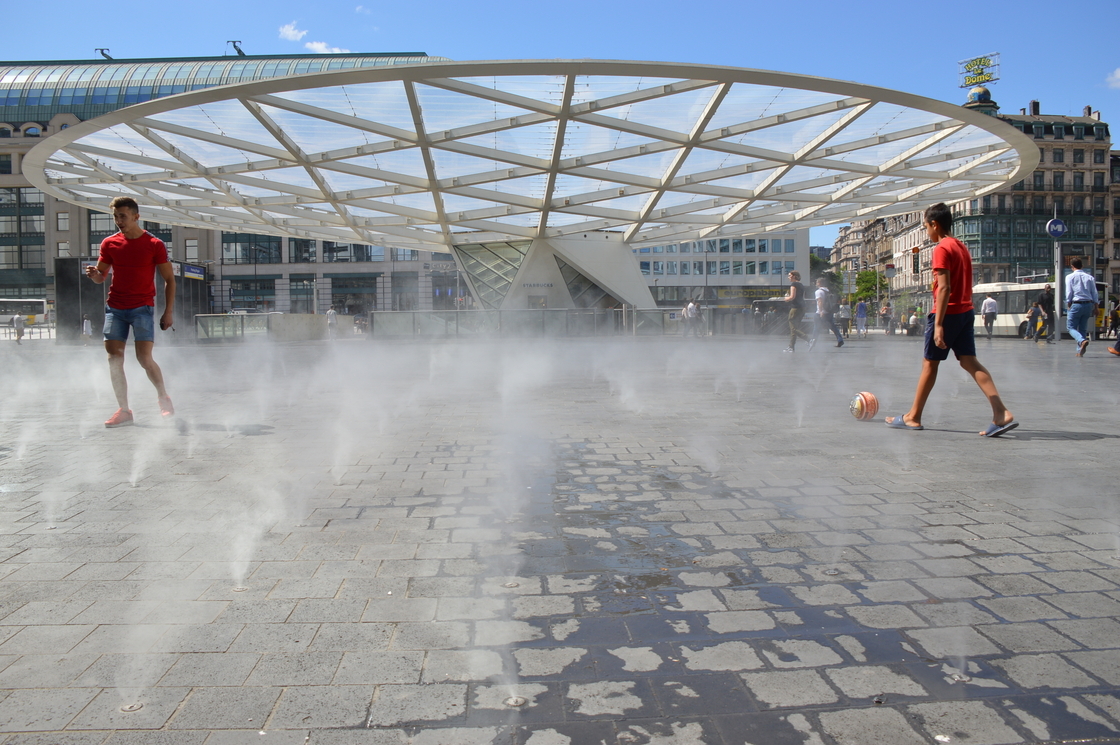 Place Rogier, jets d'eau