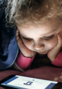 Enfant regardant un smartphone