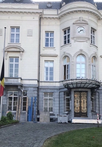 Drapeau en berne devant la Maison communale