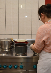 Préparation de repas chauds pour les colis alimentaires