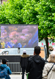 Match de foot sur écran géant