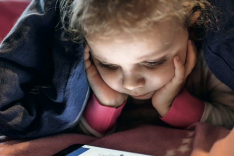 Enfant regardant un smartphone