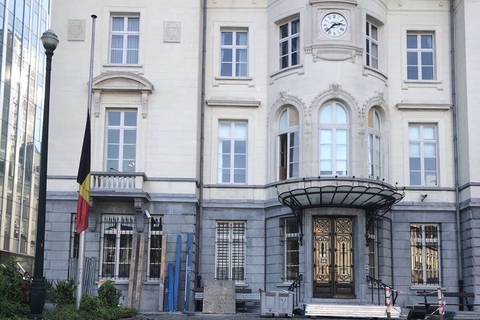 Drapeau en berne devant la Maison communale