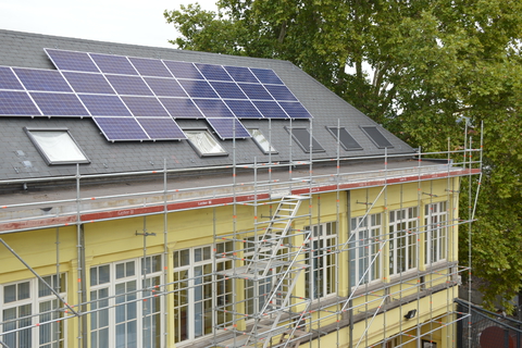Panneaux solaires sur la toiture de l'école communale Les Tournesols