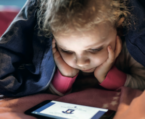 Enfant regardant un smartphone