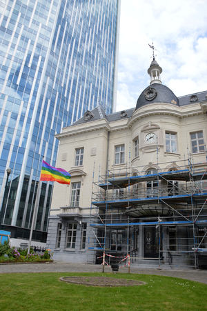 Drapeau LGBT devant la Maison communale